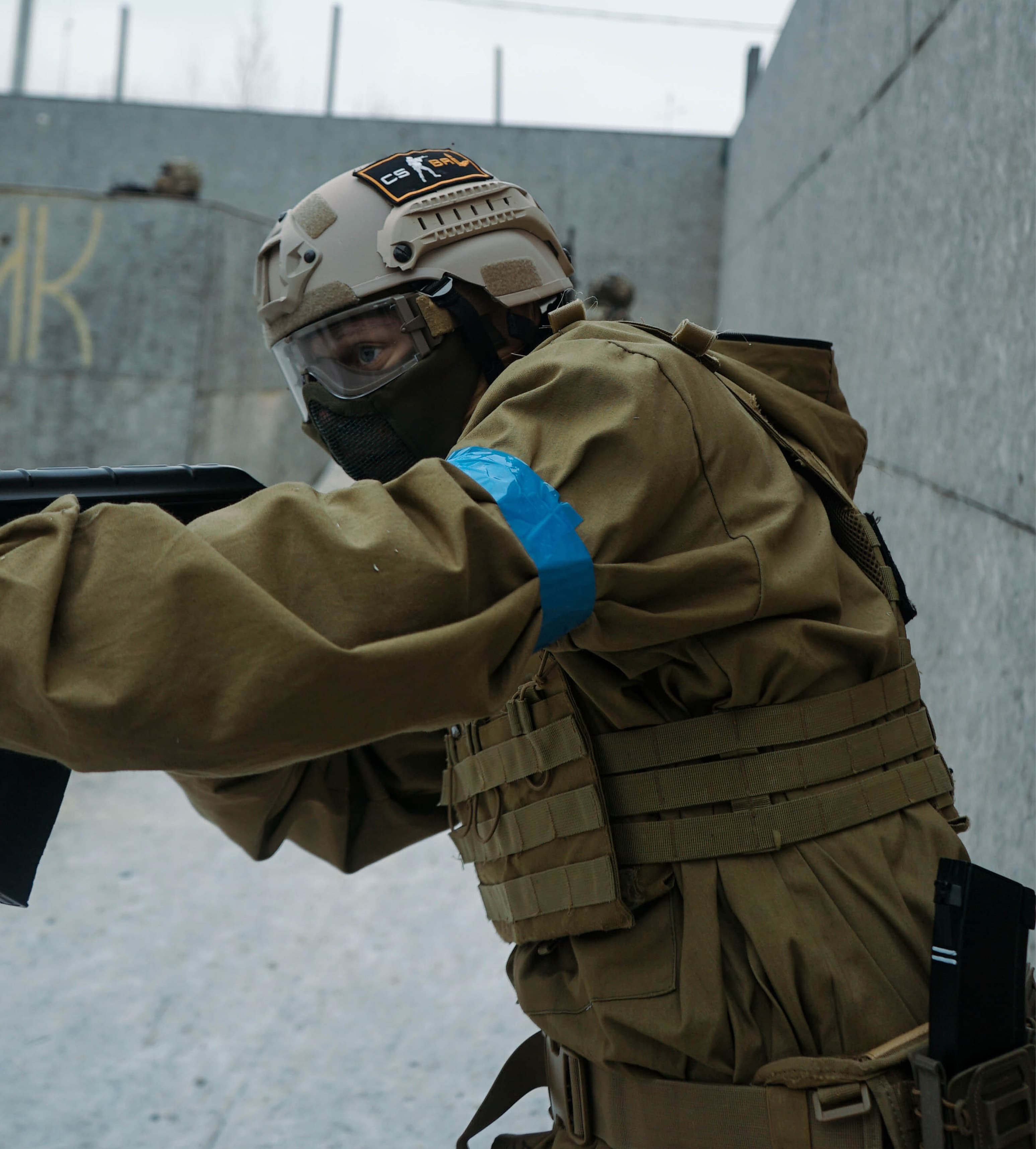 Человек целится