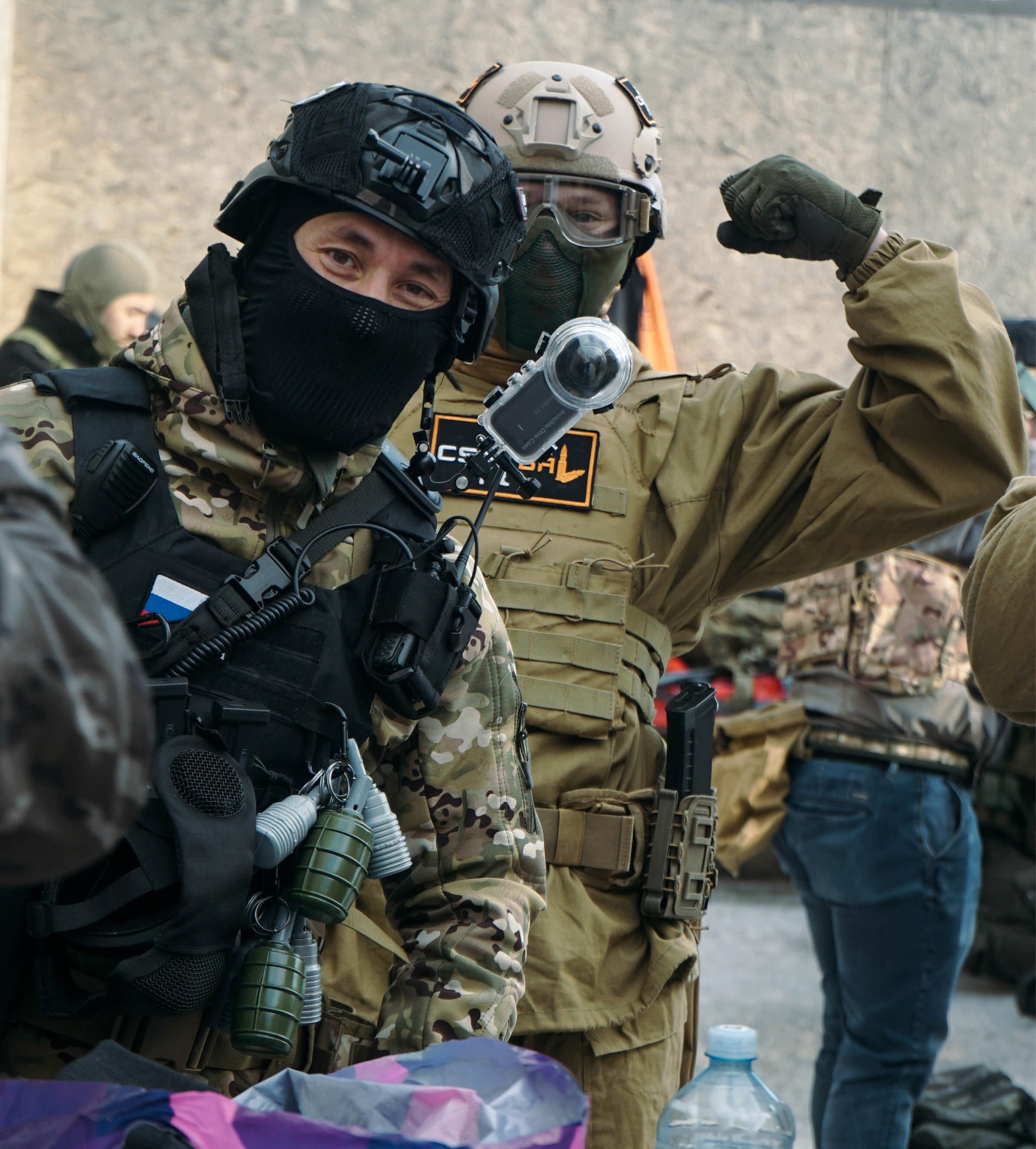 Человек показывает бицепс